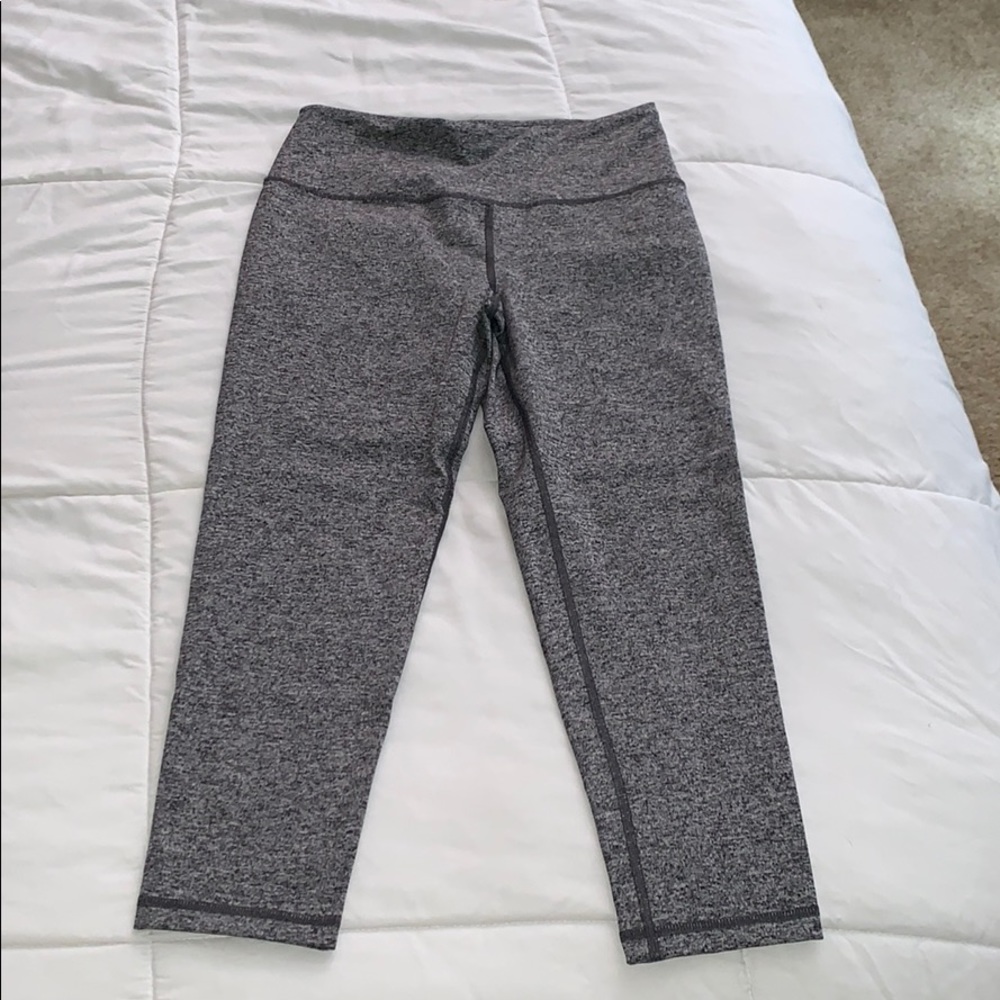 Victoria’s Secret Knockout Gray Capri Yoga Pants